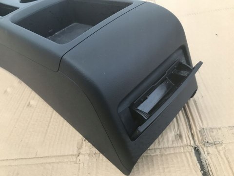 Tunel środkowy AUDI A4 B8 uchwyt na kubki napoje 8K0863244 Tunel środkowy AUDI A4 B8 uchwyt na kubki napoje 8K0863244