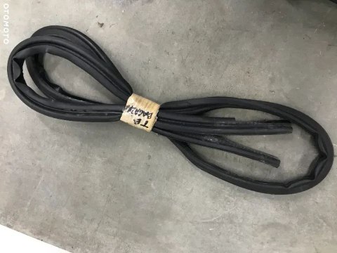 Uszczelka Opel Tigra B 04-09 klapy bagażnika dachu tylna Uszczelka Opel Tigra B 04-09 klapy bagażnika dachu tylna