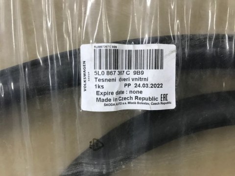 Uszczelka Skoda yeti 09-17 guma lewych tylnych drzwi 5l0867367c Uszczelka Skoda yeti 09-17 guma lewych tylnych drzwi 5l0867367c