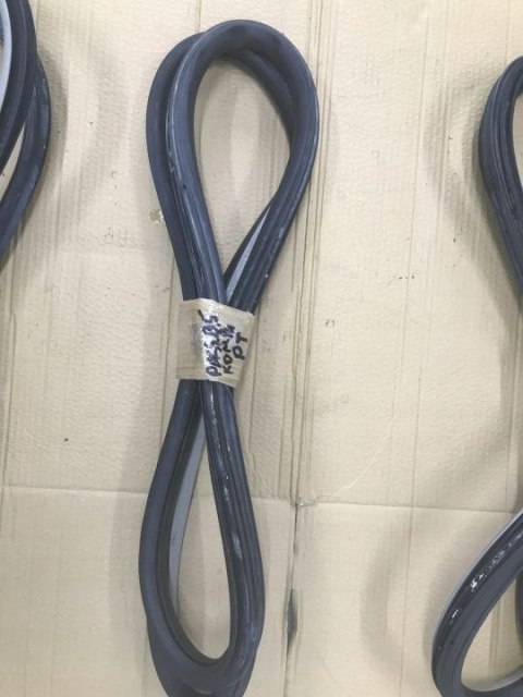 Uszczelka Vw Passat B5 kombi guma drzwi klapy bagażnika prawa tylna Uszczelka Vw Passat B5 kombi guma drzwi klapy bagażnika prawa tylna