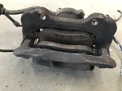 Zacisk hamulcowy Peugeot 807 2.0 HDI przednie lewe jarzmo mocowanie Zacisk hamulcowy Peugeot 807 2.0 HDI przednie lewe jarzmo mocowanie