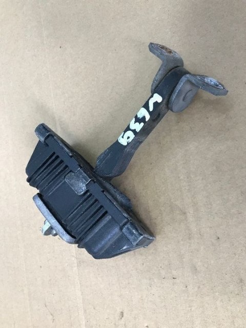 Zawias drzwi Mercedes Vito Viano W639 ogranicznik prawy przód Zawias drzwi Mercedes Vito Viano W639 ogranicznik prawy przód