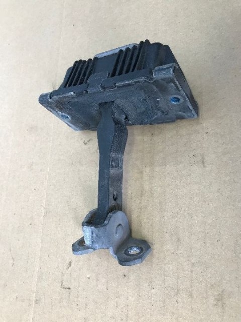 Zawias drzwi Mercedes Vito Viano W639 ogranicznik prawy przód Zawias drzwi Mercedes Vito Viano W639 ogranicznik prawy przód