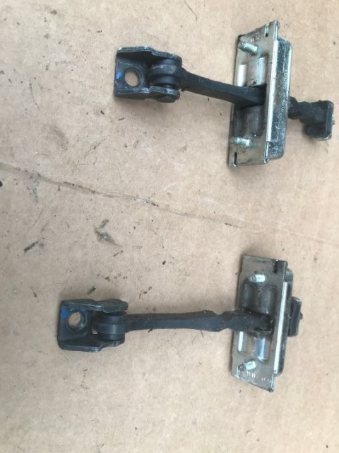 Zawias drzwi OPEL CORSA D ogranicznik prawy lewy przód 13242975 Zawias drzwi OPEL CORSA D ogranicznik prawy lewy przód 13242975