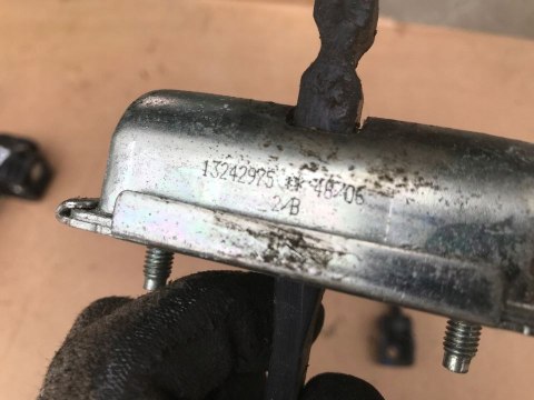 Zawias drzwi OPEL CORSA D ogranicznik prawy lewy przód 13242975 Zawias drzwi OPEL CORSA D ogranicznik prawy lewy przód 13242975