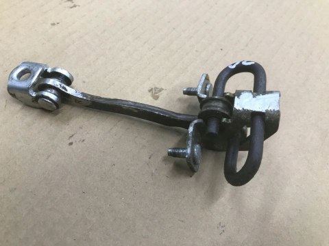 Zawias drzwi Opel Vectra C Signum ogranicznik prawy tył przód 09229751 09229749 Zawias drzwi Opel Vectra C Signum ogranicznik prawy tył przód 09229751 09229749