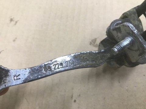 Zawias drzwi Opel Vectra C Signum ogranicznik prawy tył przód 09229751 09229749 Zawias drzwi Opel Vectra C Signum ogranicznik prawy tył przód 09229751 09229749