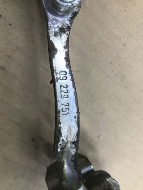 Zawias drzwi Opel Vectra C Signum ogranicznik prawy tył przód 09229751 09229749 Zawias drzwi Opel Vectra C Signum ogranicznik prawy tył przód 09229751 09229749