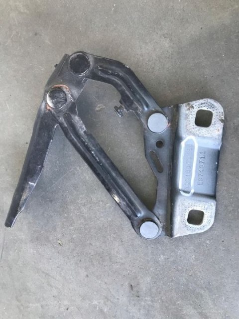 Zawias maski Mercedes GL X164 W164 W251 R251 ML164 pokrywy silnika lewy A2518800128 Zawias maski Mercedes GL X164 W164 W251 R251 ML164 pokrywy silnika lewy A2518800128