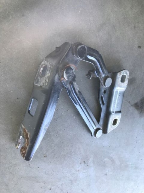 Zawias maski Mercedes GL X164 W164 W251 R251 ML164 pokrywy silnika lewy A2518800128 Zawias maski Mercedes GL X164 W164 W251 R251 ML164 pokrywy silnika lewy A2518800128