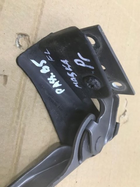 Zawias maski VW Volkswagen PASSAT B5 LIFT 00-05r. pokrywy silnika lewy prawy komplet 3B0823301A Zawias maski VW Volkswagen PASSAT B5 LIFT 00-05r. pokrywy silnika lewy prawy komplet 3B0823301A