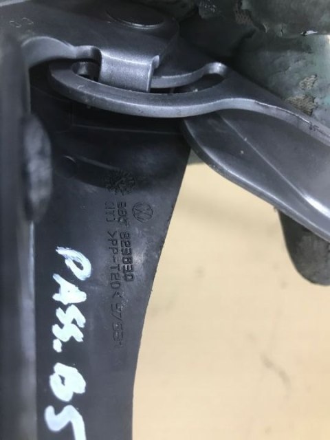 Zawias maski VW Volkswagen PASSAT B5 LIFT 00-05r. pokrywy silnika lewy prawy komplet 3B0823301A Zawias maski VW Volkswagen PASSAT B5 LIFT 00-05r. pokrywy silnika lewy prawy komplet 3B0823301A