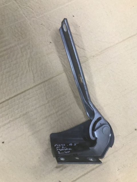 Zawias maski VW Volkswagen PASSAT B5 LIFT 00-05r. pokrywy silnika lewy prawy komplet 3B0823301A Zawias maski VW Volkswagen PASSAT B5 LIFT 00-05r. pokrywy silnika lewy prawy komplet 3B0823301A