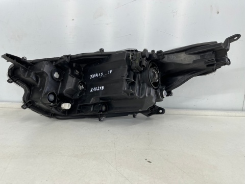 Lampa reflektor Toyota Yaris IV 4 19r.-> prawa przednia oryginał Lampa reflektor Toyota Yaris IV 4 19r.-> prawa przednia oryginał
