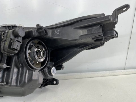 Lampa reflektor Toyota Yaris IV 4 19r.-> prawa przednia oryginał Lampa reflektor Toyota Yaris IV 4 19r.-> prawa przednia oryginał