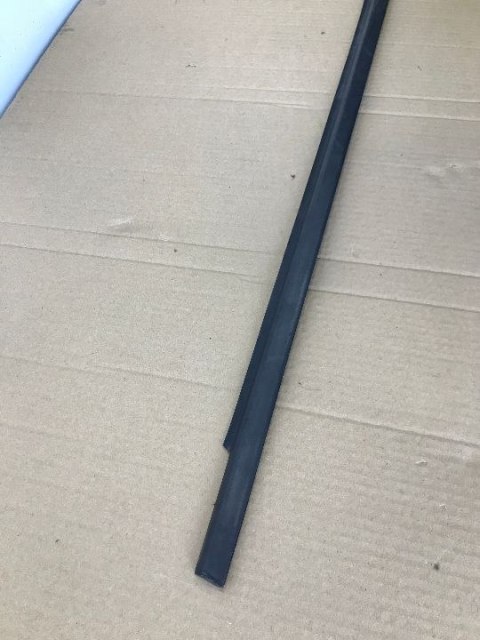 Listwa Mercedes W169 nakładka zgarniająca szyby drzwi lewa tylna A-klasa 2004-2012r. Listwa Mercedes W169 nakładka zgarniająca szyby drzwi lewa tylna A-klasa 2004-2012r.