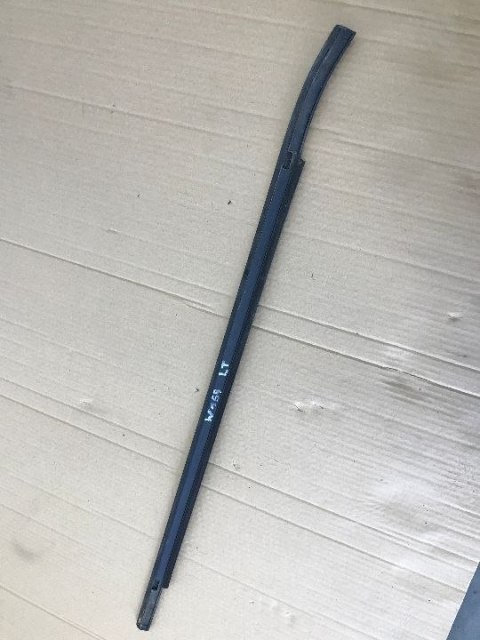 Listwa Mercedes W169 nakładka zgarniająca szyby drzwi lewa tylna A-klasa 2004-2012r. Listwa Mercedes W169 nakładka zgarniająca szyby drzwi lewa tylna A-klasa 2004-2012r.