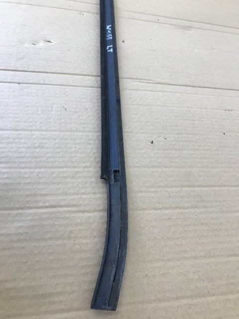 Listwa Mercedes W169 nakładka zgarniająca szyby drzwi lewa tylna A-klasa 2004-2012r. Listwa Mercedes W169 nakładka zgarniająca szyby drzwi lewa tylna A-klasa 2004-2012r.