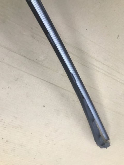 Listwa Opel Vectra C Signum nakładka zgarniająca szyby przedniej czołowej prawa lewa 2002-2008r. kolor z167 KOMPLET Listwa Opel Vectra C Signum nakładka zgarniająca szyby przedniej czołowej prawa lewa 2002-2008r. kolor z167 KOMPLET