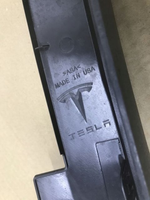 Listwa TESLA MODEL X nakładka rant nadkola błotnika lewy przedni 2015r.-> 1034429 Listwa TESLA MODEL X nakładka rant nadkola błotnika lewy przedni 2015r.-> 1034429