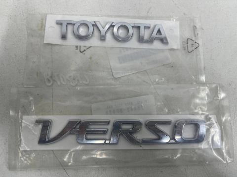 Znaczek Toyota Verso napis na klapę bagażnika 165x23mm. 107x21mm 75442-0f020 75441-0f020 NOWY ORYGNALNY komplet Znaczek Toyota Verso napis na klapę bagażnika 165x23mm. 107x21mm 75442-0f020 75441-0f020 NOWY ORYGNALNY komplet