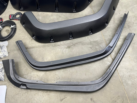 Listwa Jeep Wrangler III JK 2 i 4-drzwi POSZERZENIA NADKOLI BUSHWACKER 11,75" błotnika nakładka NOWE komplet Listwa Jeep Wrangler III JK 2 i 4-drzwi POSZERZENIA NADKOLI BUSHWACKER 11,75" błotnika nakładka NOWE komplet